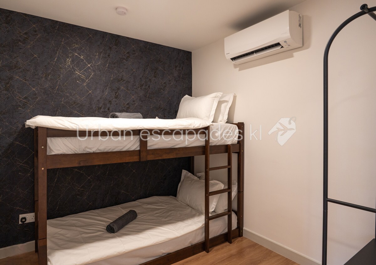 תיהנו לפני השינה עם מיטת הקומתיים היוקרתית הזו! ️✨ עם מזרנים חד - פעמיים במלון, זה בטוח יגרום לילדים להתרגש לקראת שנת לילה נעימה.
חוט מאריך 5 סיכות מסופק בכל חדר