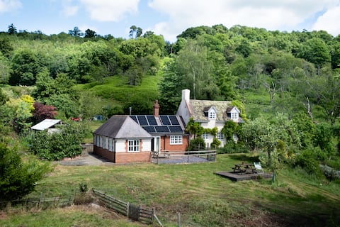 Successful Airbnb property: Secluded at the foot of the woods - valley views in Worcestershire