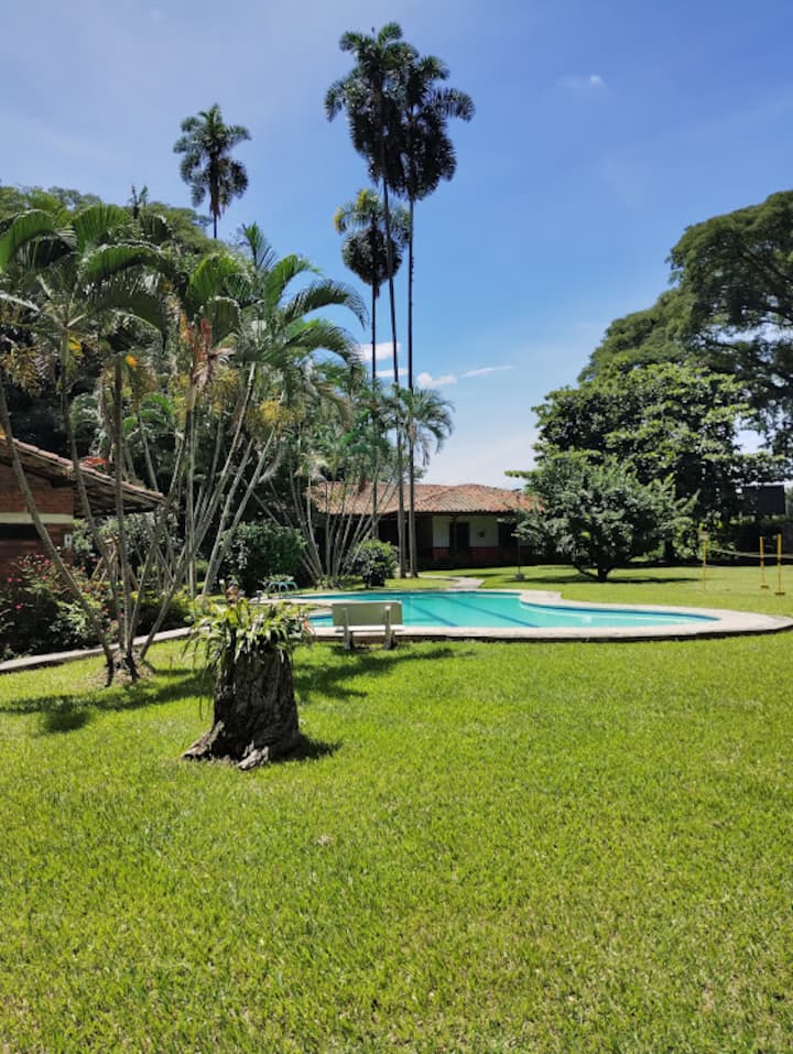 Country house with pool for groups near Buga