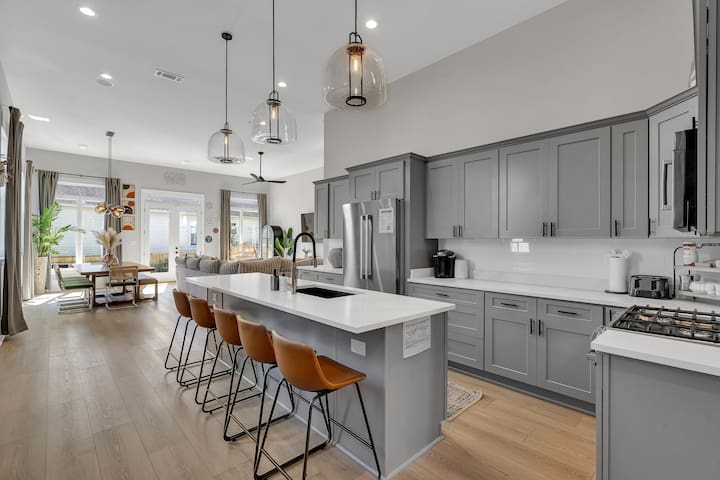 5 BR, Minutes to French Quarter & Superdome | Pool gallery image 2