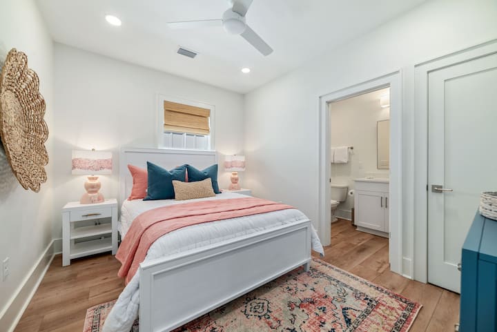 Chambre queen size au design soigné avec salle de bains privative 