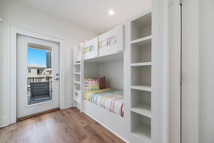 Zone superposée à l'étage avec armoires intégrées, accès à la salle de bain (de l'autre côté du hall) et balcon à l'étage 