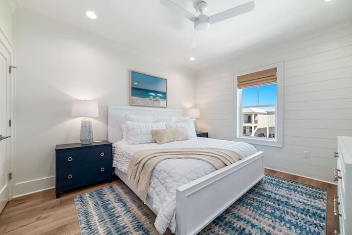 Chambre spacieuse avec lit King Size et salle d'eau attenante. Ventilateur de plafond et stores occultants pour une nuit de sommeil sonore.