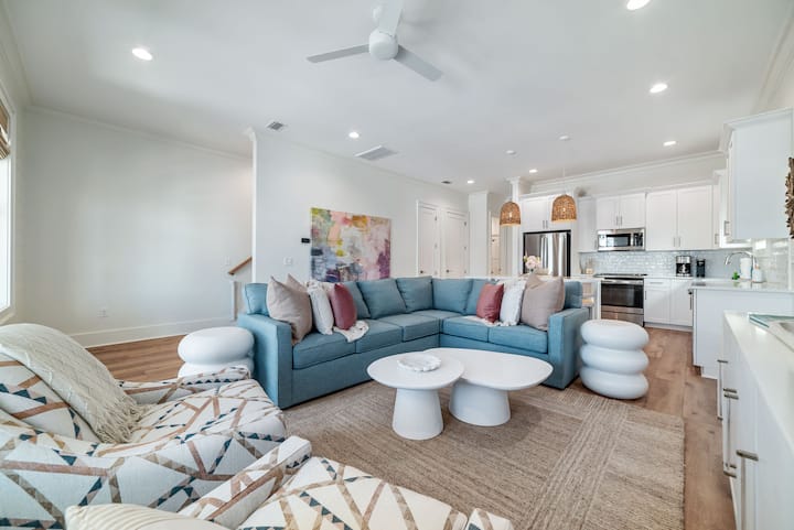 Salon spacieux rénové avec beaucoup de sièges : canapé-lit sectionnel et deux chaises pivotantes 