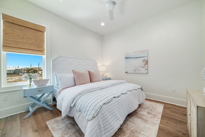 Chambre au rez-de-chaussée avec lit King Size et salle de bain attenante. Ventilateur de plafond et stores occultants pour une nuit de sommeil sonore.