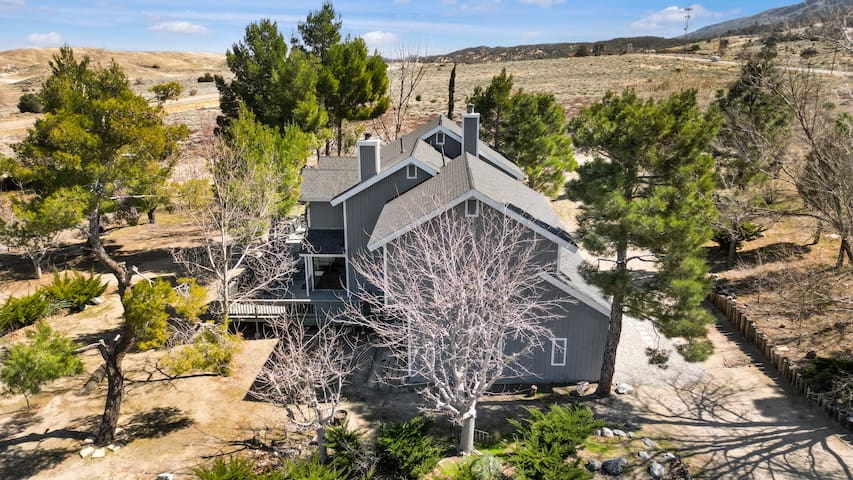 Quail Lake Home w/ Private Airport & Lake Fishing