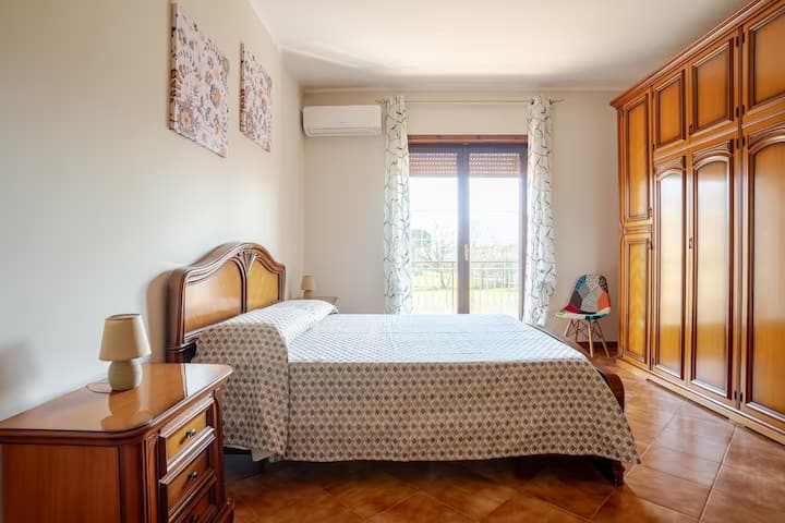 Double room with King Size bed. Bright and quiet, it has 2 nightstands, spacious closet, air conditioner for hot or cold air, and a balcony with terrace that welcomes lots of natural light. Aloe vera pillows and linens provided