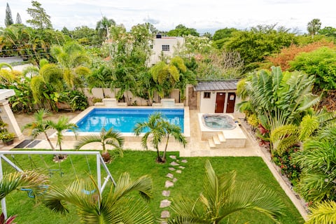Sunset Paradise: Luxury Villa with Pool & Jacuzzi.