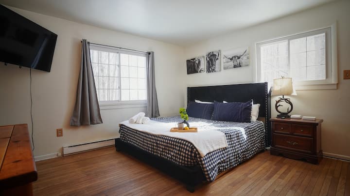 Chumba cha kulala cha Msingi - Hulala 2-Floor 2-King size bed-Flat Screen Smart TV w/ Surround Sound-Luxury Linens Provided-Ensuite with tub, shower, toilet-Luxury Linens included.