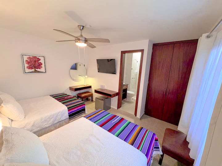Camera "9" has 2 double beds, private toilet within the room, closet, A/C dual, Smart TV, ceiling fan and mini bar. Located on the upper floor.