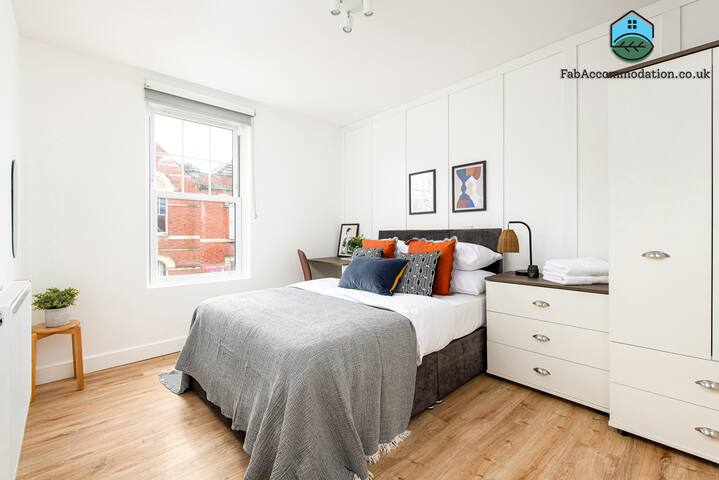 Stylish-5bed-5bath-FreeParking-By FabAccommodation gallery image 3