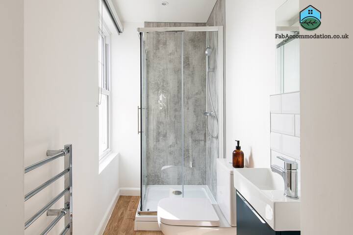 Stylish-5bed-5bath-FreeParking-By FabAccommodation gallery image 4