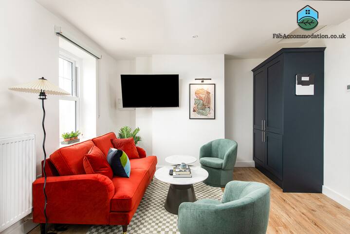 Stylish-5bed-5bath-FreeParking-By FabAccommodation gallery image 5