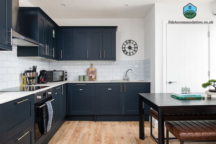 Stylish-5bed-5bath-FreeParking-By FabAccommodation gallery image 2