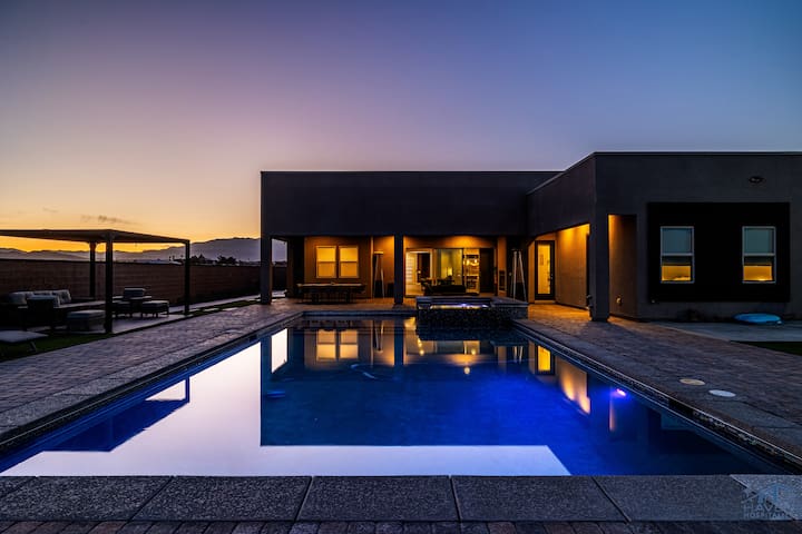 Cozy Luxe Mansion 5bd, Salt Water Pool &Half Court