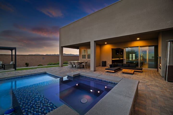 Luxe Mansion 5bd, SaltWater Pool/Spa!15m to strip!