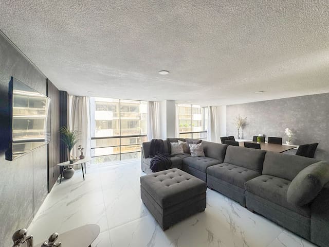 Luxury 5br Apt, amazing location, sleeps 16 people