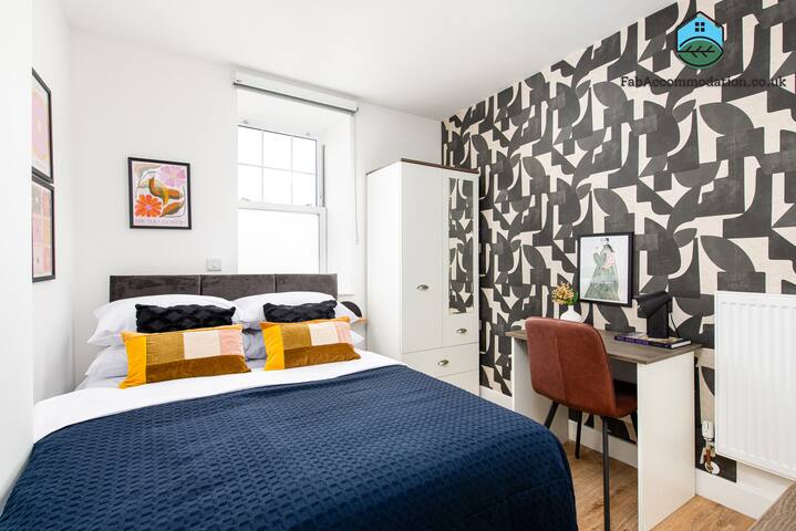 Chic-5bed-5bath-FreeParking-By FabAccommodation gallery image 3