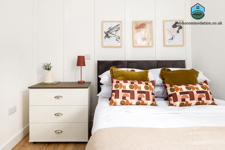 Chic-5bed-5bath-FreeParking-By FabAccommodation gallery image 2