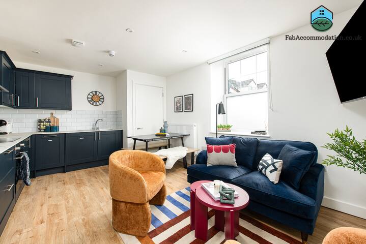 Chic-5bed-5bath-FreeParking-By FabAccommodation gallery image 5