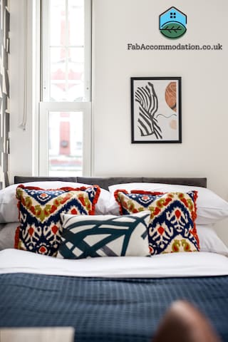 Chic-5bed-5bath-FreeParking-By FabAccommodation gallery image 4