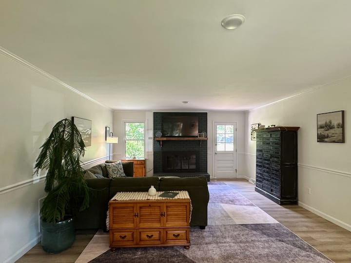 Wooded Retreat On 1 Acre | 4br W/ Hot Tub+fire Pit - City Scape Winery, Pelzer