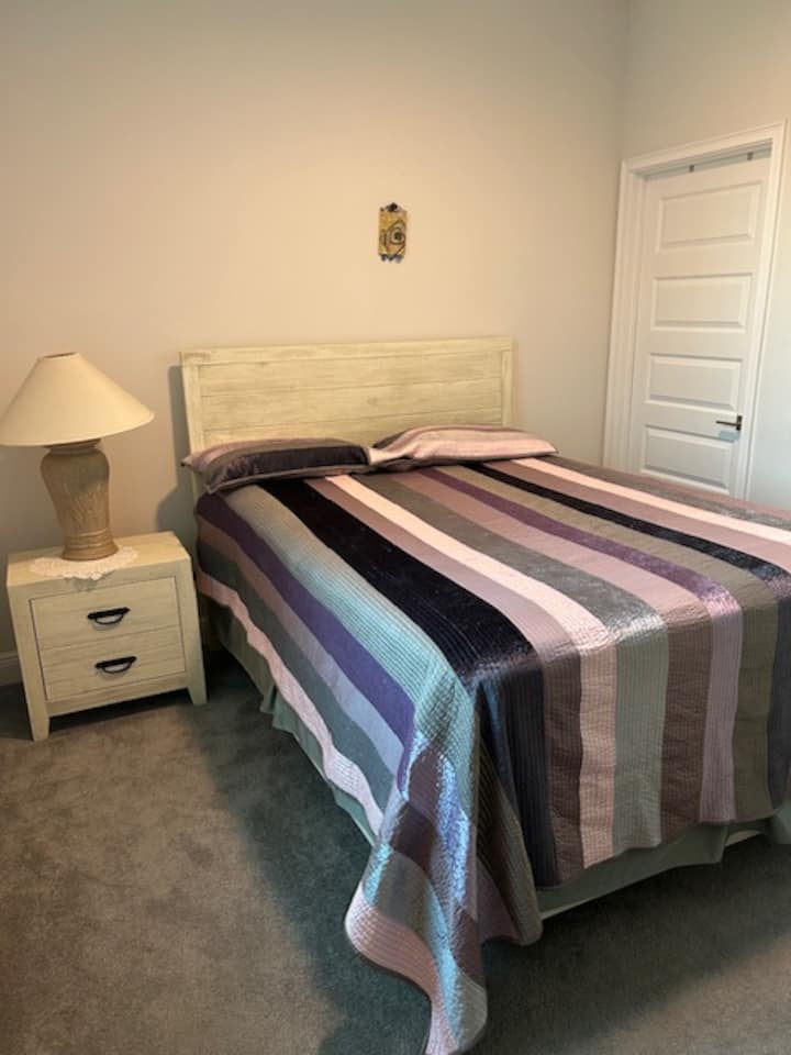 Acogedor alojamiento individual de un dormitorio - Tranquil Haven. en Palm Bay, Florida

¡Te damos la bienvenida a tu oasis enclavado en el corazón de Palm Bay! Este encantador espacio de un dormitorio combina comodidad, conveniencia y encanto de Florida. 