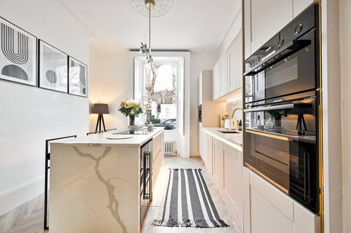 Elegant Chelsea House w/Primary Suite gallery image 2