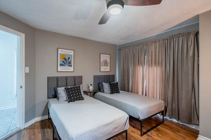 [BDRM 2] เตียงแฝด 2 หลัง | สมาร์ททีวีขนาด 32 "