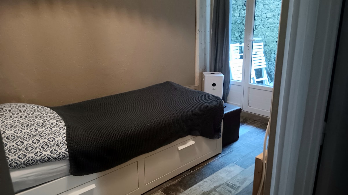 Cama banqueta retráctil (1 persona o 2 personas según disposición)