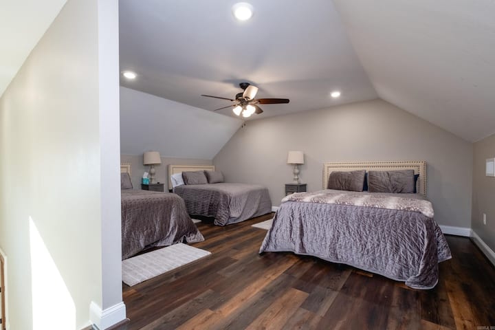 Hay dos camas completas y una cama tamaño queen, todas ubicadas en esta habitación adicional de arriba. 