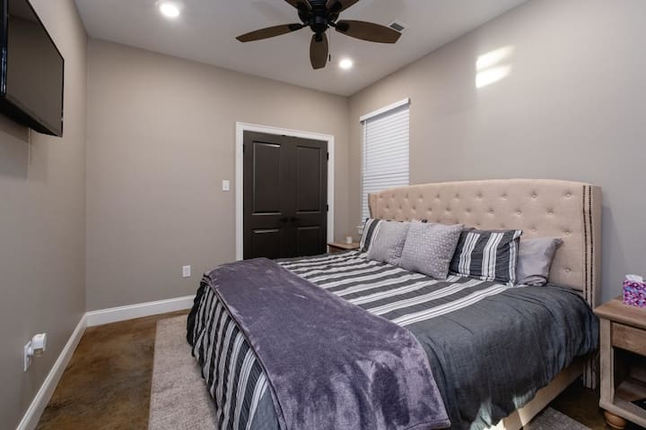 Una cómoda cama tamaño king espera a nuestros huéspedes en una de las habitaciones. 