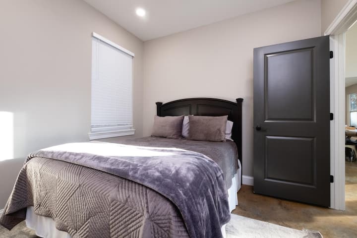 Uno de los dormitorios de invitados tiene una cómoda cama tamaño queen. 