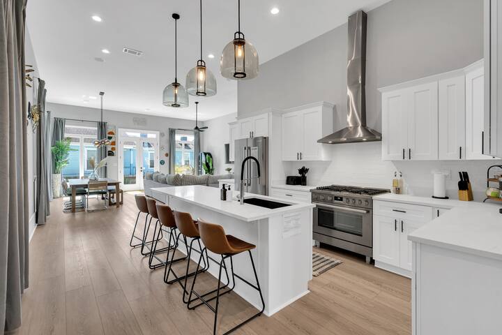 Pool | Minutes to Superdome & French Quarter | 5BR gallery image 2