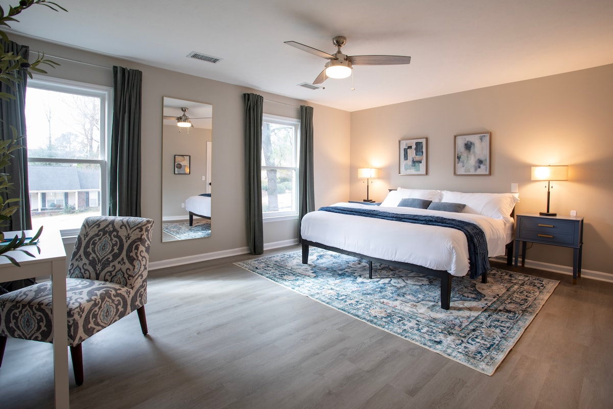 Relájate en el lujo en esta espaciosa suite con una cama tamaño king con un colchón de espuma viscoelástica Serta de primera calidad. Disfruta del baño privado con azulejos de mármol y una bañera independiente, además de un espacio de trabajo exclusivo para mayor comodidad.