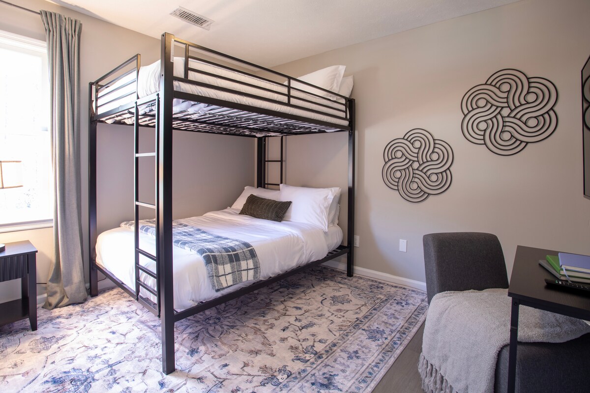 Esta habitación cuenta con una litera con colchones de tamaño completo ultra cómodos, un televisor inteligente de 55 pulgadas y un espacio de trabajo. La ventana ofrece una gran vista al patio trasero y a la piscina.