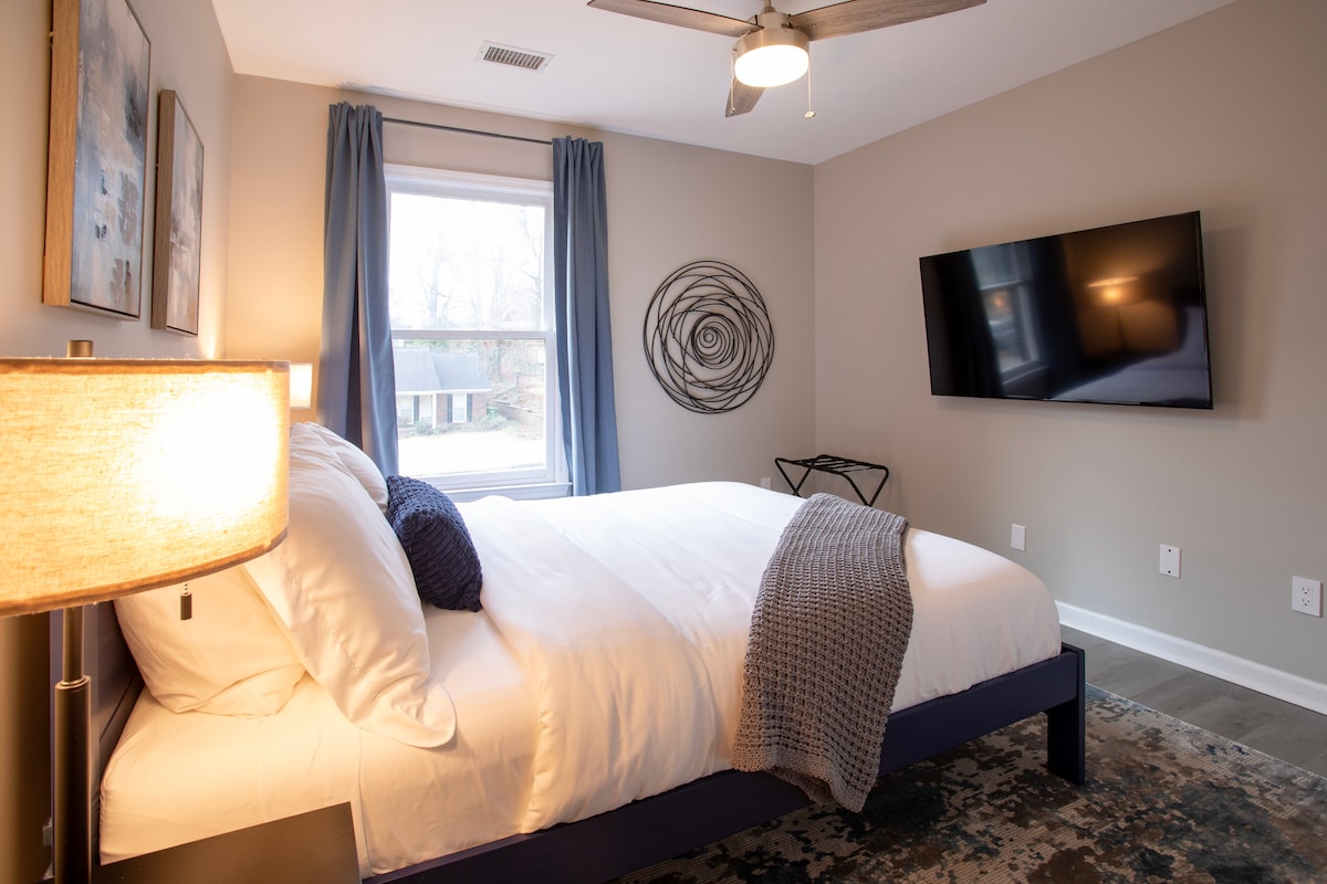 Este acogedor refugio cuenta con una cómoda cama tamaño queen y un televisor inteligente de 55 pulgadas. Convenientemente ubicada justo al lado de las escaleras, la habitación ofrece una hermosa vista al espacioso patio delantero.