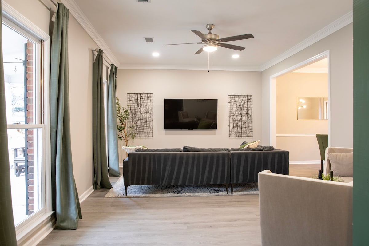 Relájate con estilo con una sección espaciosa para 5-6, un televisor inteligente Roku de 65pulgadas para transmitir y un ventilador de techo para mayor comodidad. Además, una acogedora zona de estar, perfecta para disfrutar del vino y una gran conversación.