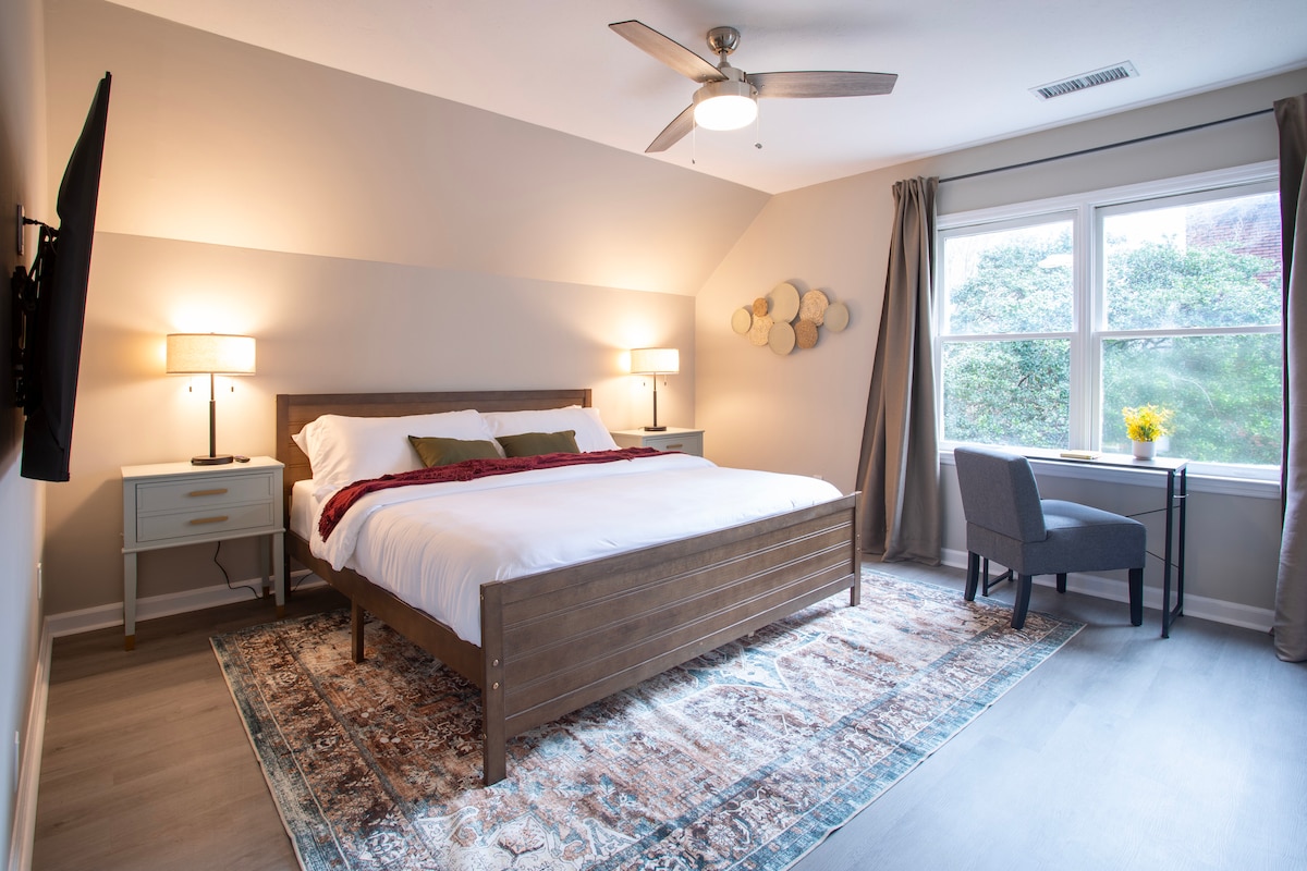 Esta segunda suite principal cuenta con una cama tamaño king con un colchón de espuma viscoelástica Serta de primera calidad, un televisor inteligente de 55pulgadas y un espacio de trabajo dedicado. Disfruta del baño privado con acceso doble tanto desde la suite como desde el pasillo.