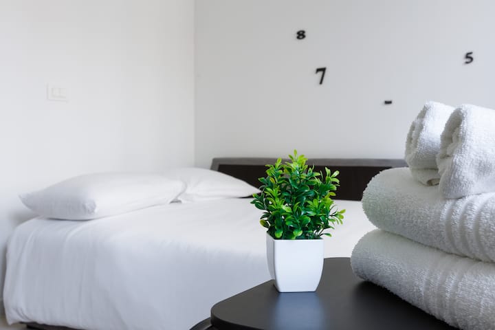 Whitman Shelter, With Parking In Downtown Trieste - Trieste