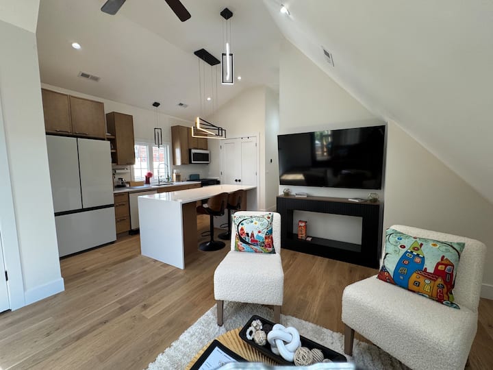 Chic Luxe Spa Retreat-lightfilled+king Bed+garage - Chicago