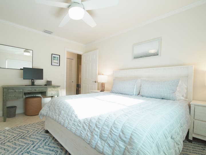 חדר שינה לאורחים עם טלוויזיה חכמה 55 אינץ' ושולחן כתיבה. השולחן מוגדר עם מסך 24 אינץ', מקלדת ועכבר אלחוטיים. יש כריות נוספות. בכל חדרי השינה יש גם תריסים להחשכת החדר.