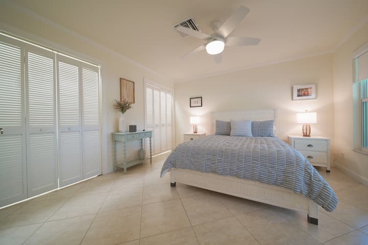 חדר שינה לאורחים עם מיטת קווין סייז