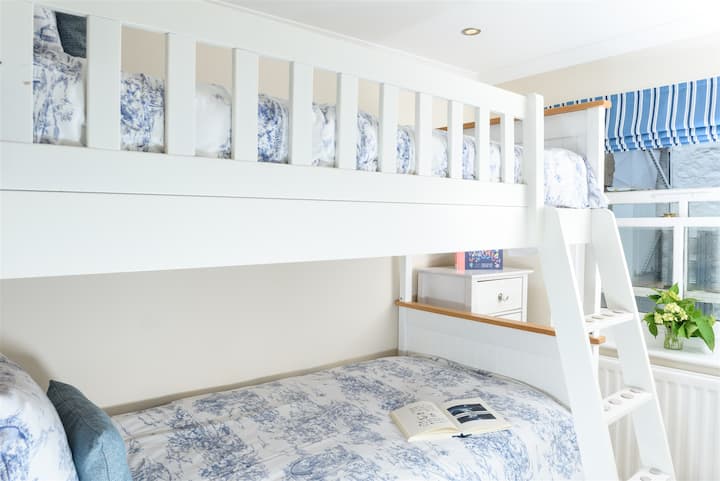 Idealna dječja spavaća soba s bijelim krevetima na kat 