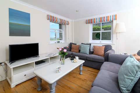Successful Airbnb property: Mousehole Cottage, Sea Views, Garden, Parking in Penzance