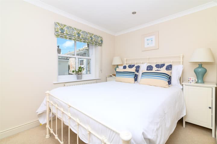 Udobna glavna spavaća soba s pogledom na more, bračnim krevetom i puno prostora za odlaganje.