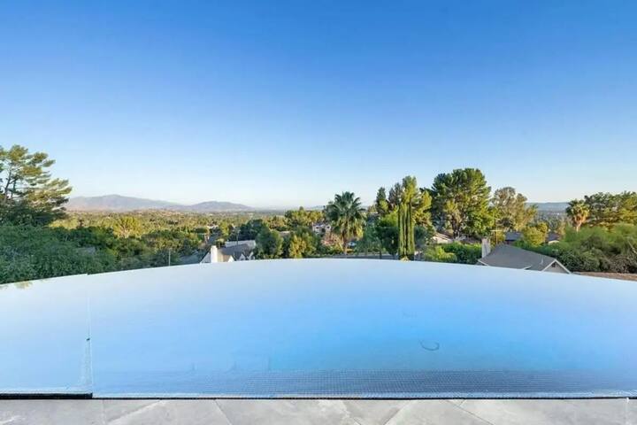 Ultimate Luxe Getaway | 5000 sq ft w/ Spa & Views gallery image 3