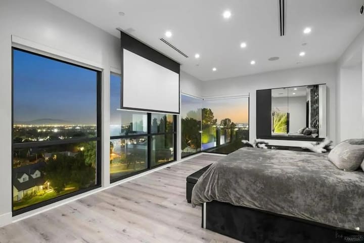 Ultimate Luxe Getaway | 5000 sq ft w/ Spa & Views gallery image 5