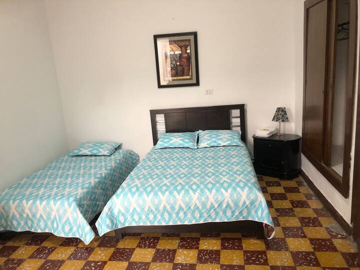 “Hospédate en el corazón de Popayán -Cauca”. Estarás a solo unos pasos de las principales zonas comerciales y turísticas, haciendo que tus desplazamientos por trabajo o turismo sean rápidos y fáciles. 