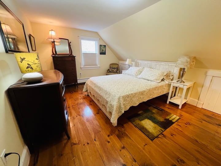 Queen bedroom 
